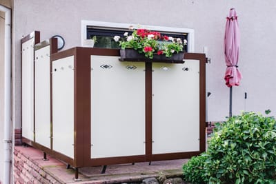 Sichtschutzelement in Braun und Creme mit angebautem Blumenkasten.